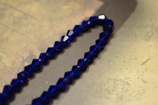 Бусины стеклянные граненые 34 шт на нити №25 т.синий